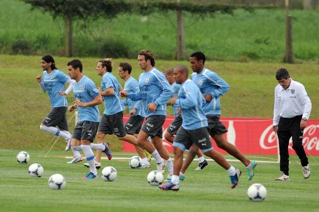 Uruguay s soccer team players participate in a training session, on Oct. 8, 2012. (Xinhua Nicolas Celaya) (sp) URUGUAY-MONTEVIDEO-SOCCER-TRAINING SESSION 