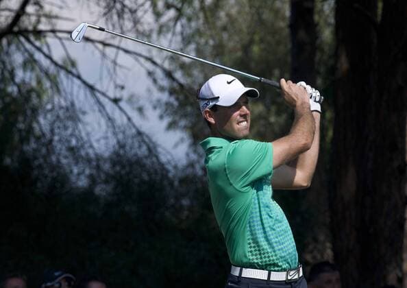 (121009) -- ANTALYA, Oct. 9, 2012 (Xinhua) -- Charl Schwartzel of South Africa plays a shot during his match at the Turkish Airlines World Golf Final at Antalya Golf Club in Antalya, Turkey, October 9, 2012. Turkish Airlines World Golf Final kicked off here on Tuesday.(Xinhua Ma Yan) TURKEY-ANTALYA-WORLD GOLF FINAL 