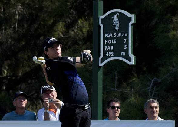 (121009) -- ANTALYA, Oct. 9, 2012 (Xinhua) -- Rory McIlroy of Northern Ireland (Nordirland) hits his tee shot on the seventh hole during his match at the Turkish Airlines World Golf Final at Antalya Golf Club in Antalya, Turkey, October 9, 2012. Turkish Airlines World Golf Final kicked off here on Tuesday.(Xinhua Ma Yan) TURKEY-ANTALYA-WORLD GOLF FINAL 