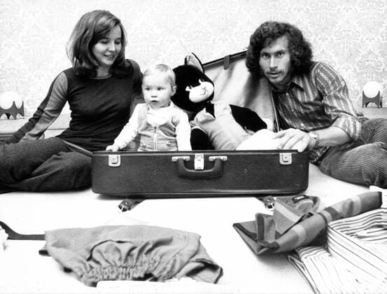 Paul Breitner (BR Deutschland) packt nach seinem Wechsel vom FC Bayern München zu Real Madrid die Koffer und zieht mit seiner Frau Hildegard und Tochter Martina nach Spanien