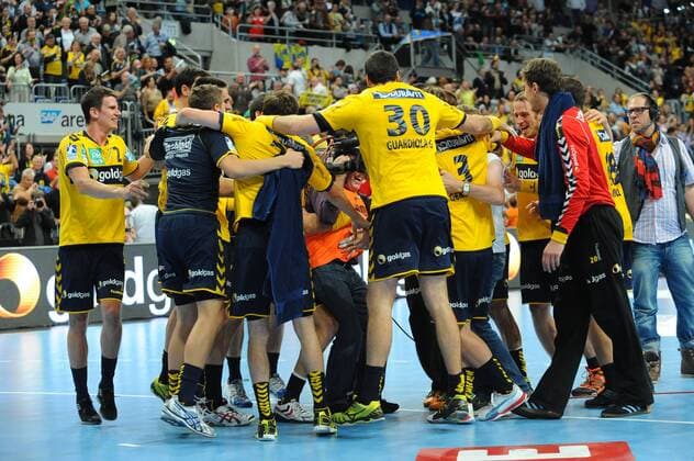 Handball-Bundesliga,9.10.2012,Rhein Neckar Löwen vs. Flensburg-Handewitt Die Löwen feiern ihren Sieg und nehmen den Kameramann in ihre Mitte. - ksp