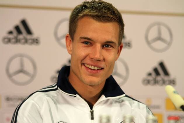 10.10.2012, DFB-PK, zur Vorbereitung für die WM-Qualifikationsspiele gegen Irland und Schweden, Portrait Nationalspieler Holger Badstuber (Deutsche Nationalmannschaft) lächelnd