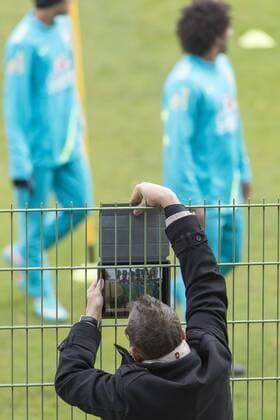 WROCLAW 10 10 2012 Training Brasilien Fan filmt mit einem Tablet PC das Training -  BOR_20121010_3403