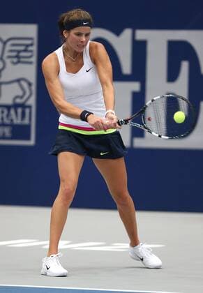 Generali Ladies Linz 2012,WTA Tour, Damen Hallen Tennis Turnier in Linz, Oesterreich, Julia Görges (GER),Aktion,Einzelbild, Ganzkoerper,Hochformat,