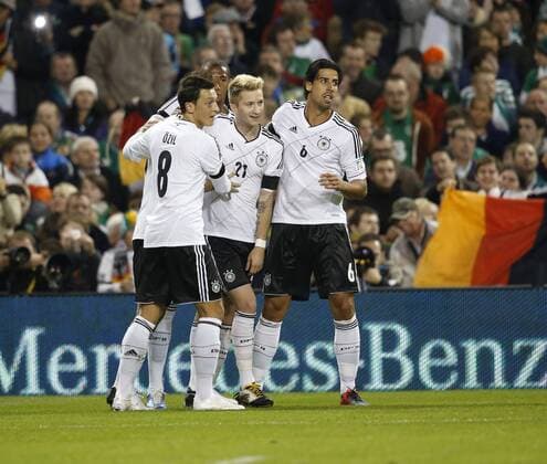 Dublin Irland, Fussball, FIFA, WM Qualifikationsspiel , Länderspiel, Irland vs Deutschland, Irland vs Germany, 12.10.2012, Aviva Stadium, Dublin, Irland Mesut Özil, Marco Reus, Sami Khedira, Torjubeln,