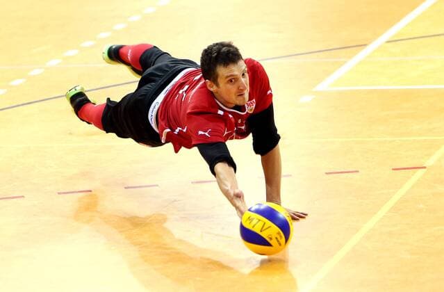 Volleyball Allianz MTV Stuttgart Gemeinsames Training mit dem VfB Stuttgart, Zdravko Kuzmanovic hechtet einem Ball hinterher