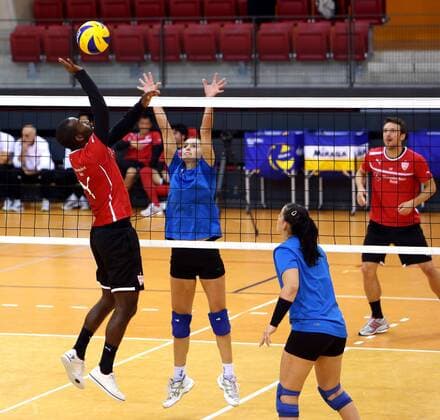 Volleyball Allianz MTV Stuttgart Gemeinsames Training mit dem VfB Stuttgart, v.l. Cacau mit Evelyn Dlogu gegen Pia Weiand und Christian Gentner