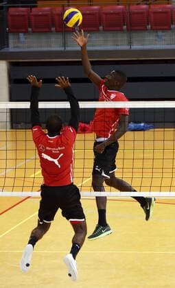 Volleyball Allianz MTV Stuttgart Gemeinsames Training mit dem VfB Stuttgart, v.l. Cacau und Antonio Rüdiger