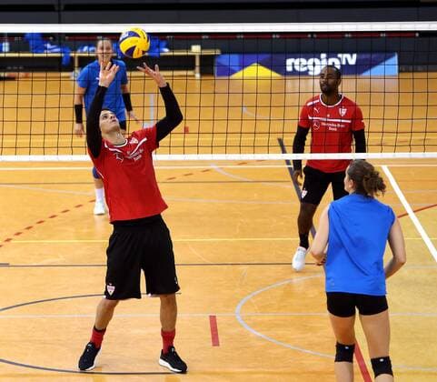 Volleyball Allianz MTV Stuttgart Gemeinsames Training mit dem VfB Stuttgart, hinten v.l. Evelyn Delogu und Cacau, vorne v.l. Andre Weis und Svenja Engelhardt