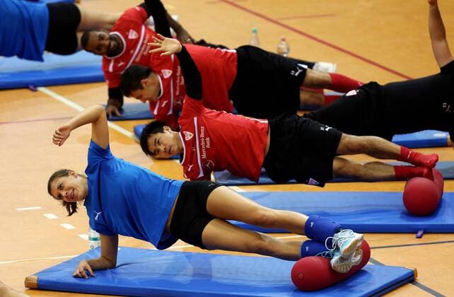 Volleyball Allianz MTV Stuttgart Gemeinsames Training mit dem VfB Stuttgart, unten v.l. Nadja Schaus, Shinji Okazaki, Andre Weis, Cacau
