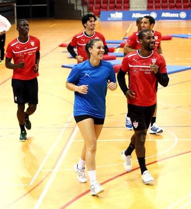 Volleyball Allianz MTV Stuttgart Gemeinsames Training mit dem VfB Stuttgart, vorne v.l.Evelyn Cristina Lourenco Delogu, Cacau, hinten v.l. Antonio Rüdiger, Serdar Tasci, Cristian Molinaro laufen sich warm