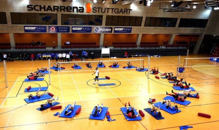Volleyball Allianz MTV Stuttgart Gemeinsames Training mit dem VfB Stuttgart, gemeinsame Stabilisationsübungen im Kreis unter Anleitung von Fitnesscoach Dr. Christos Papadopolous