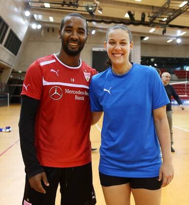 Volleyball Allianz MTV Stuttgart Gemeinsames Training mit dem VfB Stuttgart, v.l. Cacau und Evelyn Cristina Lourenco Delogu