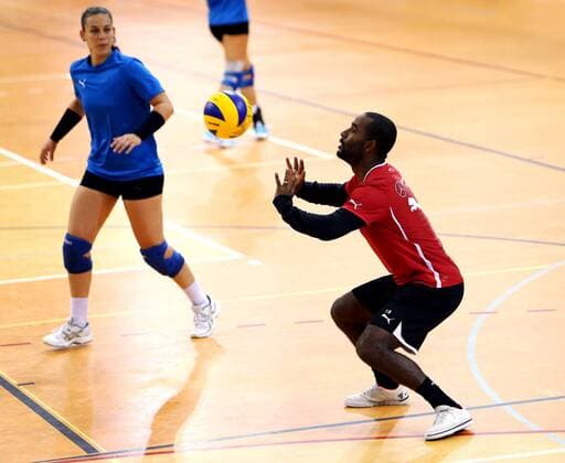 Volleyball Allianz MTV Stuttgart Gemeinsames Training mit dem VfB Stuttgart, v.l. Evelyn Cristina Lourenco Delogu und Cacau