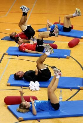 Volleyball Allianz MTV Stuttgart Gemeinsames Training mit dem VfB Stuttgart, Stabilisationsübungen, von unten Lena Gschwendtner, Trainer Bruno Labbadia, Christian Gentner, Cristian Molinaro