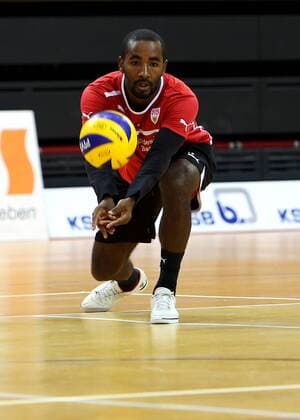 Volleyball Allianz MTV Stuttgart Gemeinsames Training mit dem VfB Stuttgart, Cacau beim Baggern