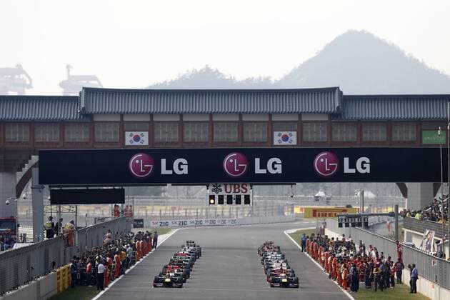 Motorsports: FIA Formula One World Championship 2012, Grand Prix of Korea, 1 Sebastian Vettel (GER, Red Bull Racing), 2 Mark Webber (AUS, Red Bull Racing), start, mass, Masse, Menge, viele, many xHOCHxZWEIx