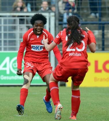Fussball, Frauen, 1. Bundesliga, Saison 2012 2013 (6. Spieltag), 1. FFC Turbine Potsdam - FC Bayern München, v. l. Genoveva Anonma (Turbine Potsdam) und Lisa Evans (Potsdam) bejubeln das Tor zum 2:0, 14.10. 2012,