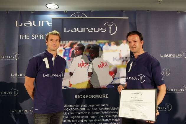 Laureus Botschafter Jens Lehmann (Ex-Nationaltorwart) übergibt Fredi Bobic (Manager VfB Stuttgart) die Aufnahmeurkunde in die Laureus-Familie