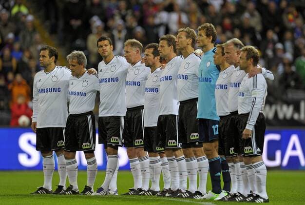 14.10.2012, Fussball Das ran Jahrhundertspiel ( Die ultimative Revanche ), Deutschland - Italien , Duell der Altstars für einen guten Zweck in der Commerzbank-Arena Frankfurt am Main. Gedenkminute der Deutschen Mannschaft zum Tod von Helmut Haller.