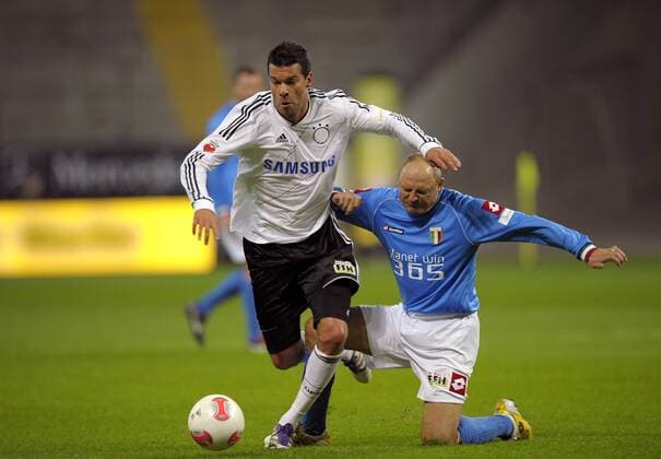 14.10.2012, Fussball Das ran Jahrhundertspiel ( Die ultimative Revanche ), Deutschland - Italien , Duell der Altstars für einen guten Zweck in der Commerzbank-Arena Frankfurt am Main. v.l. MICHAEL BALLACK (Deutschland) gegen PIETRO VIERCHOWOD (Italien).