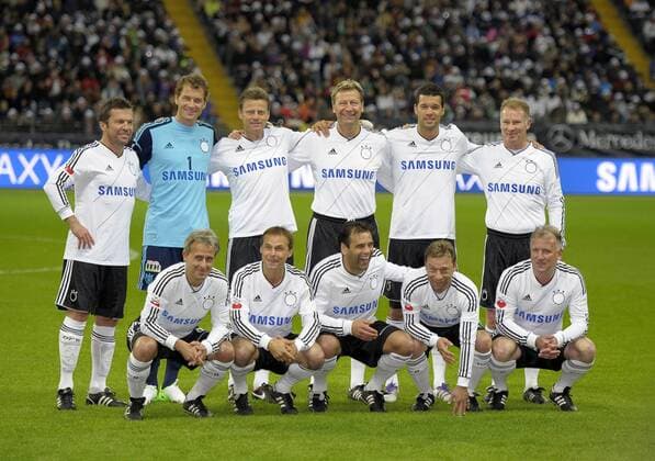 Startelf der Deutschen Mannschaft, hi.v.li.: Lothar Matthäus, Torwart Jens Lehmann, Christian Wörns, Guido Buchwald, Michael Ballack, Stefan Reuter; Vorn: Pierre Littbarski, Olaf Thon, Ulf Kirsten, Thomas Häßler und Andreas Brehme Deutschland die ultimative Revanche, ran Jahrhundertspiel, Fussballbenefizspiel: Laureus, Ein Herz für Kinder, Frankfurt 14.10.2012