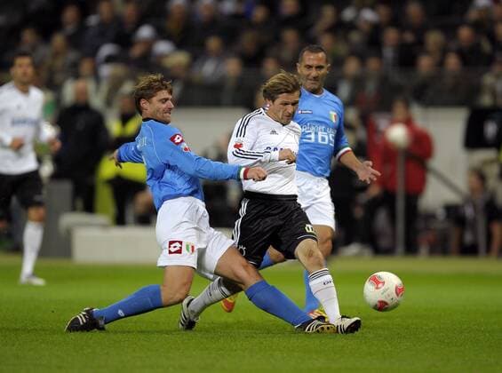 14.10.2012, Fussball Das ran Jahrhundertspiel ( Die ultimative Revanche ), Deutschland - Italien , Duell der Altstars für einen guten Zweck in der Commerzbank-Arena Frankfurt am Main. v.l Luigi APOLLONI (Italien) gegen Dariusz WOSZ (Deutschland)