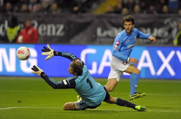 14.10.2012, Fussball Das ran Jahrhundertspiel ( Die ultimative Revanche ), Deutschland - Italien , Duell der Altstars für einen guten Zweck in der Commerzbank-Arena Frankfurt am Main. Torwart Jens Lehmann (li, GER) kann den Ball kurz vor dem Gegentor nicht festhalten.