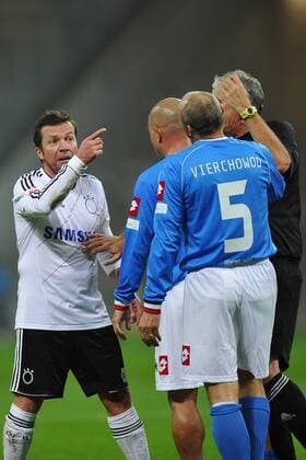Fußball Jahrhundertspiel Deutschland - Italien am 14.10.2012 in der Commerzbank-Arena in Frankfurt am Main Lothar Matthäus ( Deutschland ), links - Luigi di Biagio ( Italien ), rechts vorne - Vierchowod ( Italien ), rechts vorne