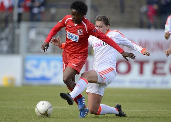 Genoveva Anonma (li., Pot) und Sarah Romert (FCB), 1.FFC Turbine Potsdam - FC Bayern München, Fußball, Frauen, Bundesliga, Saison 2012 2013, Potsdam, 14.10.2012,