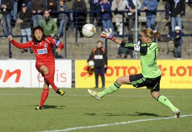 Yuki Ogimi (li., Pot) und Kathrin Längert (re., FCB), Grosschance, 1.FFC Turbine Potsdam - FC Bayern München, Fußball, Frauen, Bundesliga, Saison 2012 2013, Potsdam, 14.10.2012,