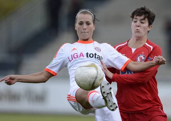 Viktoria Schnaderbeck (li., FCB) und Keelin Winters (Pot), 1.FFC Turbine Potsdam - FC Bayern München, Fußball, Frauen, Bundesliga, Saison 2012 2013, Potsdam, 14.10.2012,