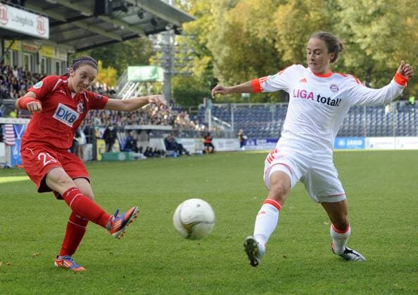 Lisa Evans (li., Pot) und Gina Lewandowski (re., Bayern), 1.FFC Turbine Potsdam - FC Bayern München, Fußball, Frauen, Bundesliga, Saison 2012 2013, Potsdam, 14.10.2012,