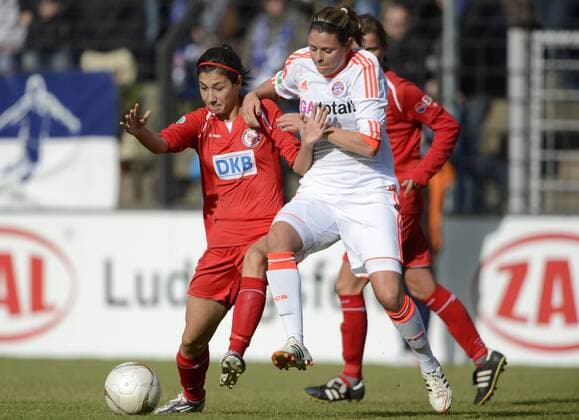 Sara Doorsoun-Khajeh (li., Pot) und Isabell Bachor (FCB), 1.FFC Turbine Potsdam - FC Bayern München, Fußball, Frauen, Bundesliga, Saison 2012 2013, Potsdam, 14.10.2012,