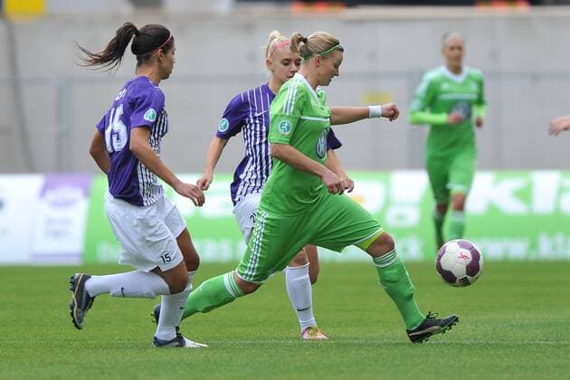 Fußball Frauen Bundesliga 6. Spieltag: SGS Essen - VfL Wolfsburg am 14.10.2012 im Stadion Essen in Essen Carole da Silva Costa ( Essen ), links - Alexandra Popp ( Wolfsburg ), rechts - Ina Mester ( Essen ), hinten