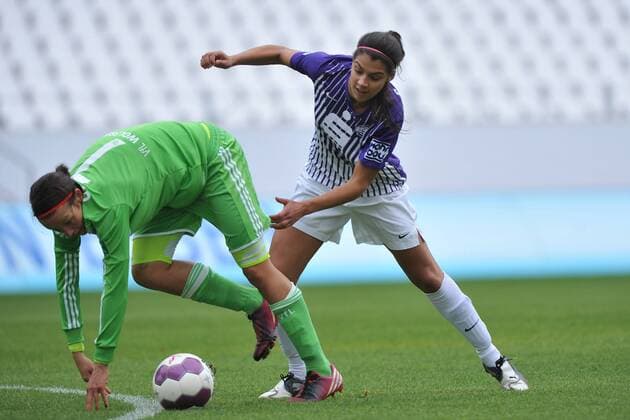 Fußball Frauen Bundesliga 6. Spieltag: SGS Essen - VfL Wolfsburg am 14.10.2012 im Stadion Essen in Essen Viola Odebrecht ( Wolfsburg ), links - Carole da Silva Costa ( Essen ), rechts