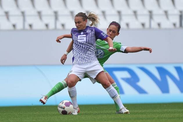 Fußball Frauen Bundesliga 6. Spieltag: SGS Essen - VfL Wolfsburg am 14.10.2012 im Stadion Essen in Essen Melanie Hoffmann ( Essen ), vorne - Nadine Keßler ( Wolfsburg ), hinten