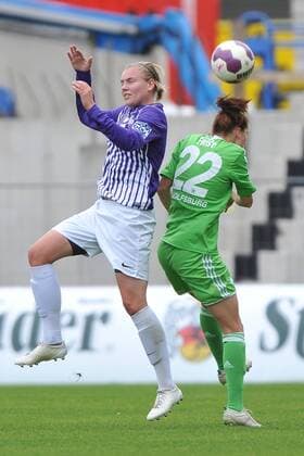 Fußball Frauen Bundesliga 6. Spieltag: SGS Essen - VfL Wolfsburg am 14.10.2012 im Stadion Essen in Essen Isabelle Wolf ( Essen ), links - Verena Faißt ( Wolfsburg ), rechts