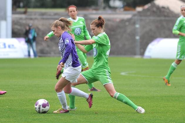 Fußball Frauen Bundesliga 6. Spieltag: SGS Essen - VfL Wolfsburg am 14.10.2012 im Stadion Essen in Essen Linda Dallmann ( Essen ), links - Verena Faißt ( Wolfsburg ), rechts