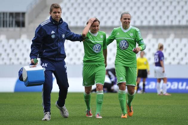 Fußball Frauen Bundesliga 6. Spieltag: SGS Essen - VfL Wolfsburg am 14.10.2012 im Stadion Essen in Essen Martina Müller ( Wolfsburg ), mitte - wird verletzt vom Platz gebracht