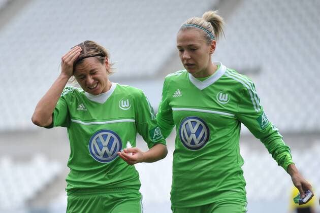 Fußball Frauen Bundesliga 6. Spieltag: SGS Essen - VfL Wolfsburg am 14.10.2012 im Stadion Essen in Essen Martina Müller ( Wolfsburg ), links - Zsanett Jakabfi ( Wolfsburg ), rechts