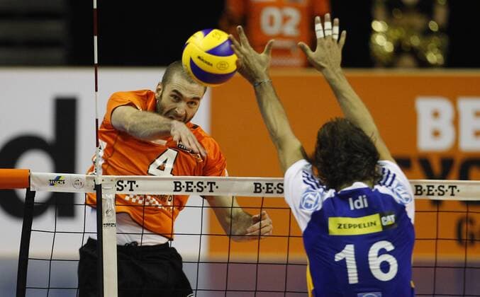 Aleksandar Spirovski, BR Volleys, hinten, vorne Idner Lima Martins, Friedrichshafen, Schmetterball, Angriff, Abwehr, Block, Aktion, quer Berlin Recycling Volleys, BR Volleys vs VfB Friedrichshafen, 1. Bundesliga, Deutsche Volleyball Liga, DVL, 2012 2013, Herren, Männer, Volleyvall, Deutschland, Germany, Max-Schmeling-Halle Berlin, 15.10..2012