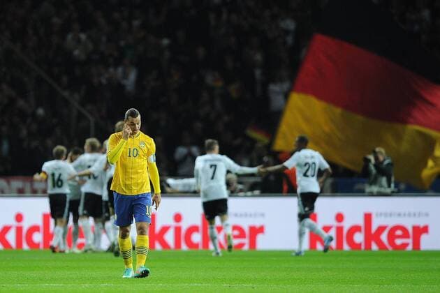 Fußball Länderspiel Deutschland - Schweden am 16.10.2012 im Olympiastadion in Berlin Torjubel Deutschland zum 2:0 durch Miroslav Klose ( Deutschland ) - Zlatan Ibrahimovic (Schweden ), vorne ist ratlos