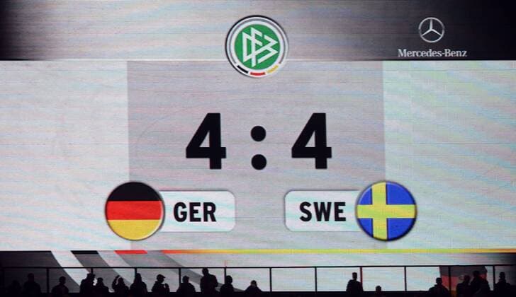 Fussball, Herren, WM-Qualifikation, Saison 2012 2013, Deutschland - Schweden in Berlin, Anzeigetafel mit 4:4-Endstand, 16.10. 2012,