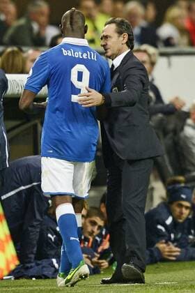 Mailand, 16 10 2012 - Italien vs Dänemark: Mario balotelli-Cesare Prandelli 