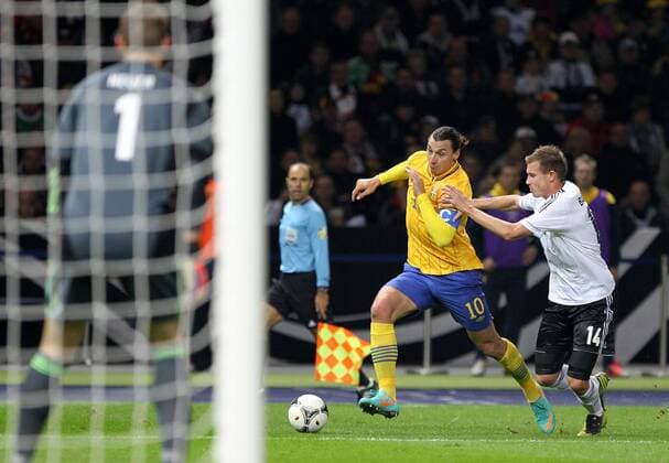 GER, WMQ, LS, Deutschland vs Schweden 16.10.2012, Olympia Stadion, Berlin, WMQ, LS, Deutschland (GER) vs Schweden (SWE) im Bild Holger Badstuber (GER) gegen Zlatan Ibrahimovic (SWE) during the match between Germany and Sweden on 2012 10 16