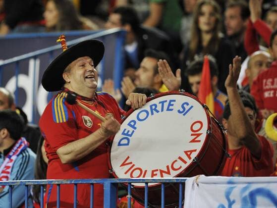 Fussball: Qualifikation am 16.10.2012 im Estadio Vicente Calderon, Madrid, Spanien; Spanien(rot) Manolo el del Bombo der bekannteste Fan der spanischen Nationalmannschaft ist bei jedem Spiel dabei