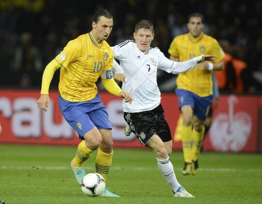 Zlatan IBRAHIMOVIC (li., SWE) und Bastian SCHWEINSTEIGER (re., GER), Zweikampf, Fussball Länderspiel, WM-Qualifikation, Deutschland (GER) - Schweden (SWE) 4:4, am 16.10.2012 in Berlin Deutschland;
