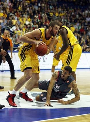 Albert Miralles, Blake Schilb, Deon Thompson Zweikampf Aktion Spielszene Alba Berlin - Elan Chalon-sur-Saone 18.10.2012 Basketball Turkish Airlines Euroleague O2-Wolrd Berlin Herren Saison 2012 2013