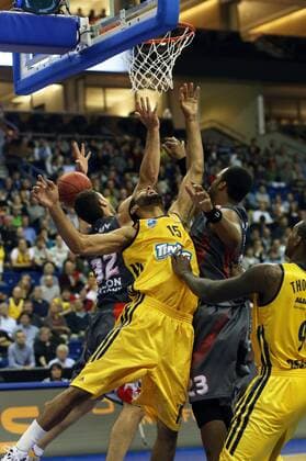 Ilian Evtimov, Brian Randle, Shelden Williams Zweikampf Aktion Spielszene Alba Berlin - Elan Chalon-sur-Saone 18.10.2012 Basketball Turkish Airlines Euroleague O2-Wolrd Berlin Herren Saison 2012 2013